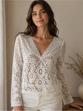 IN VOGUE Paris Lace-Trim Top